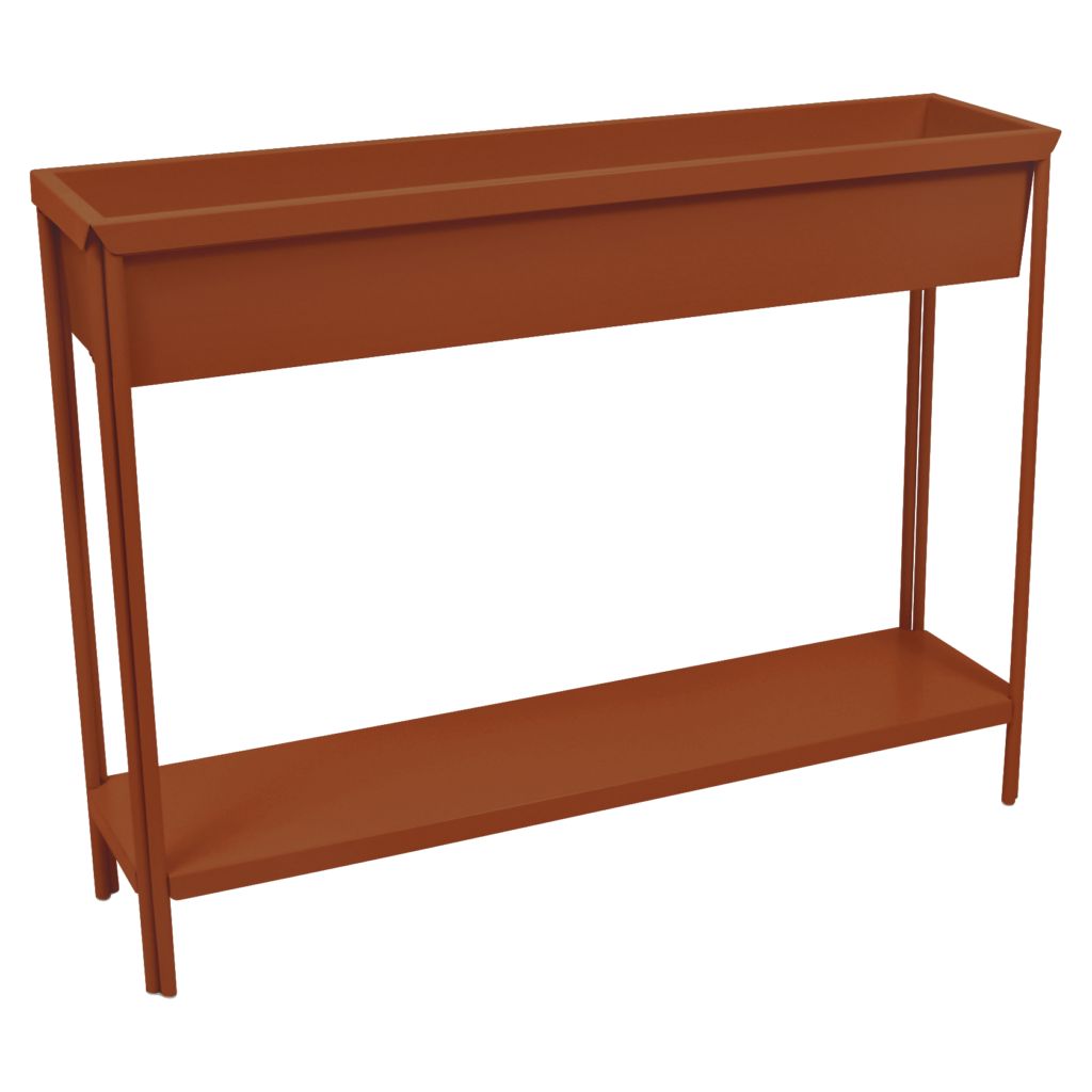 Une grande jardinière rectangulaire en métal orange avec quatre pieds et une étagère inférieure, conçue pour une utilisation intérieure ou extérieure, parfaite pour ajouter du style Terrazza à votre espace.