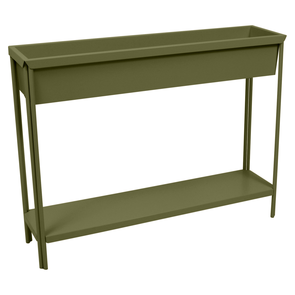 Jardinière rectangulaire en métal Terrazza vert olive avec quatre pieds et une étagère inférieure, conçue pour une utilisation intérieure ou extérieure élégante.