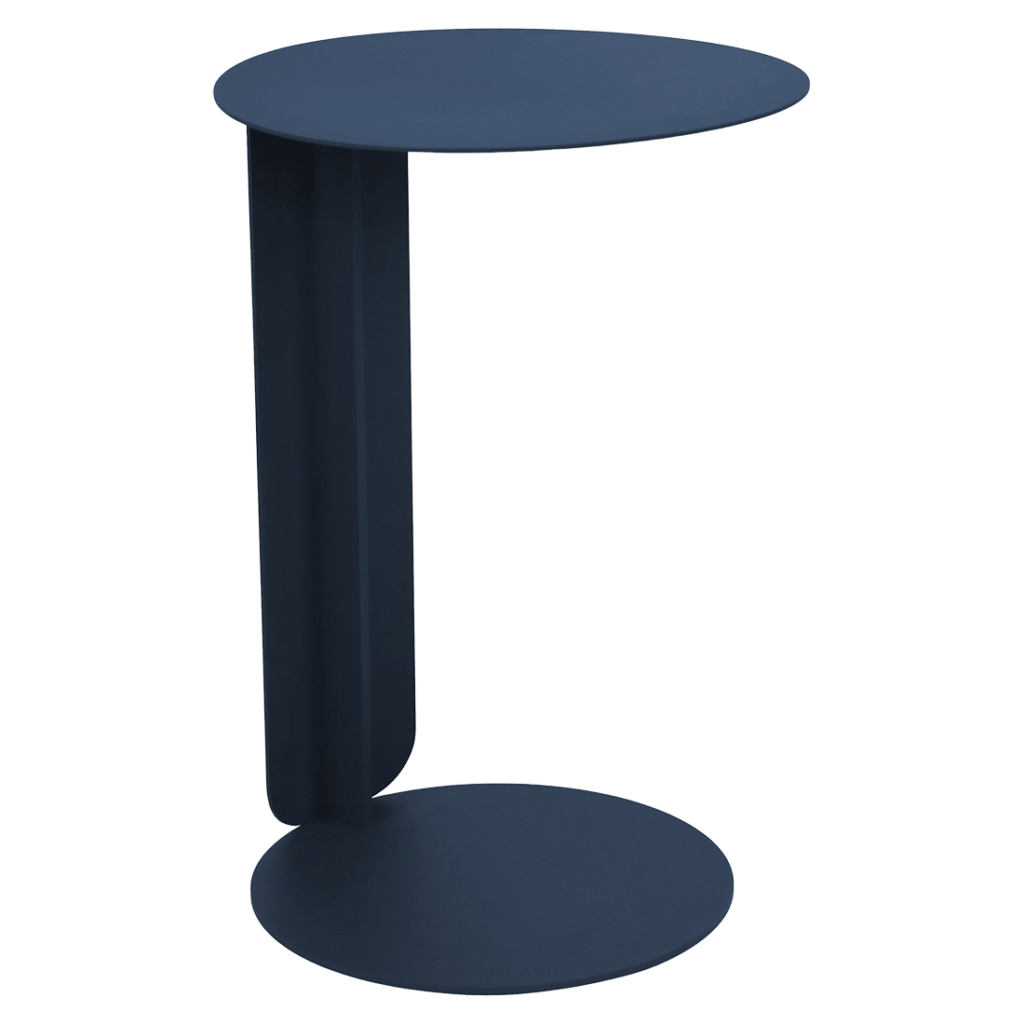 Une petite table d'appoint moderne avec un plateau et une base ronds, reliés par un seul panneau vertical, le tout en bleu foncé. Cette pièce inspirée du Bebop ajoute une touche ludique qui rappelle Orange Confite.