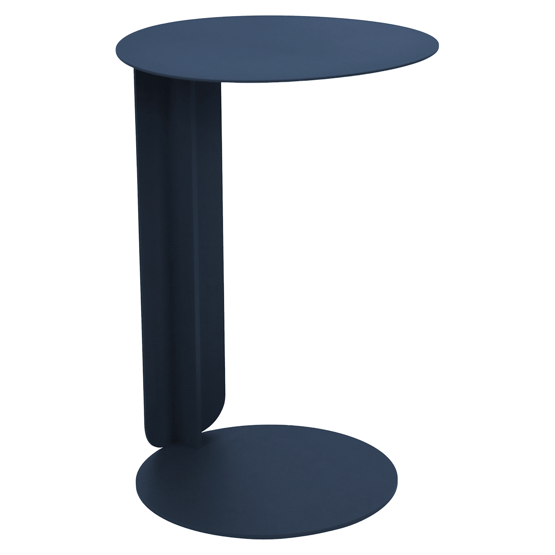 Une petite table d'appoint moderne avec un plateau et une base ronds, reliés par un seul panneau vertical, le tout en bleu foncé. Cette pièce inspirée du Bebop ajoute une touche ludique qui rappelle Orange Confite.