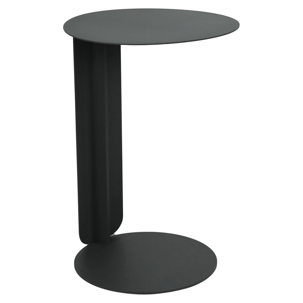 Petite table d'appoint moderne Bebop en métal noir, avec un plateau et une base ronds reliés par un support vertical incurvé.