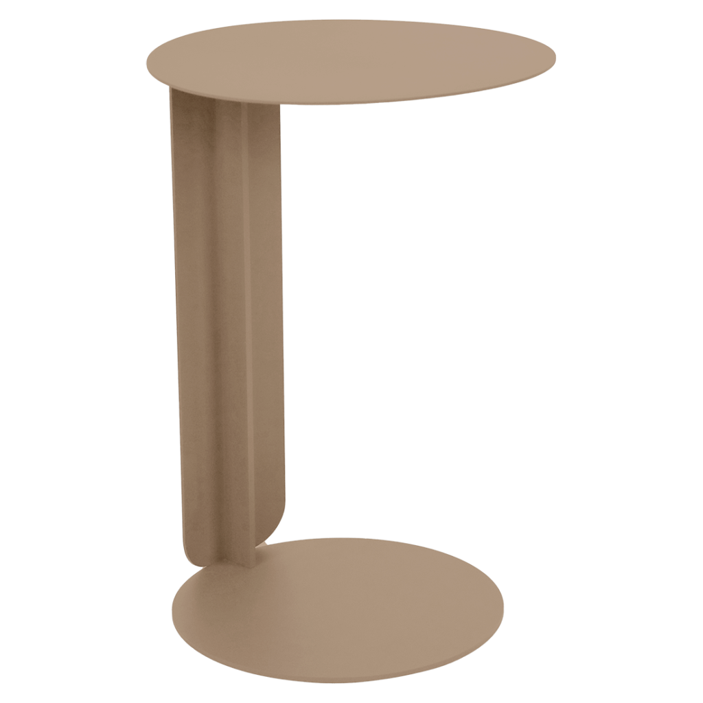 Table d'appoint ronde et moderne en métal beige, inspirée du style Bebop, avec un plateau circulaire, une base assortie et un seul support vertical les reliant d'un côté.