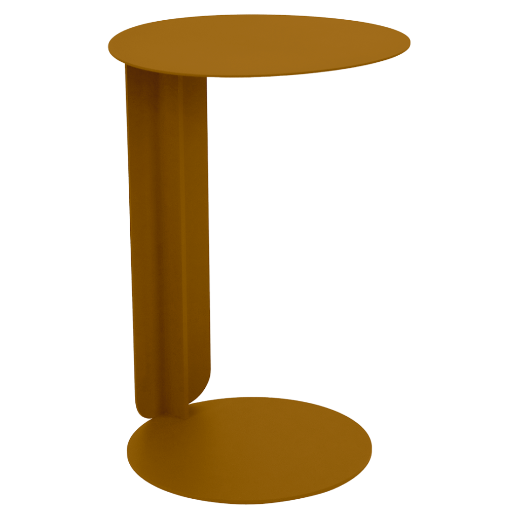 Une petite table d'appoint ronde et moderne avec une finition couleur rouille, inspirée de la palette Orange Confite. Son design de table déportée en forme de C se caractérise par des panneaux circulaires sur le dessus et la base, reliés par un support vertical épuré.