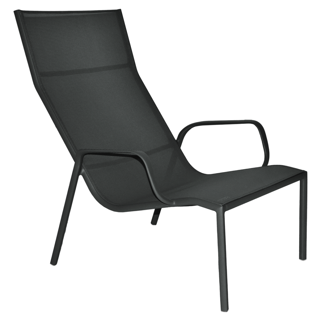 Fauteuil Lounge à structure métallique noire avec dossier haut et incliné et accoudoirs en Gris argile, au design minimaliste et moderne, idéal pour les espaces contemporains.