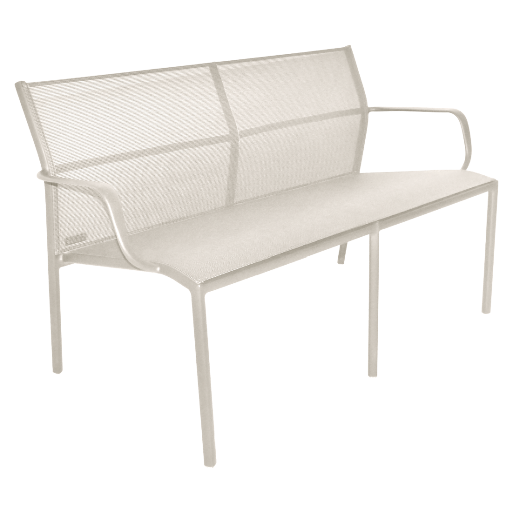 Banquette en métal duo Cadiz avec dossier en maille et assise en Gris argile, avec accoudoirs des deux côtés et quatre pieds droits.