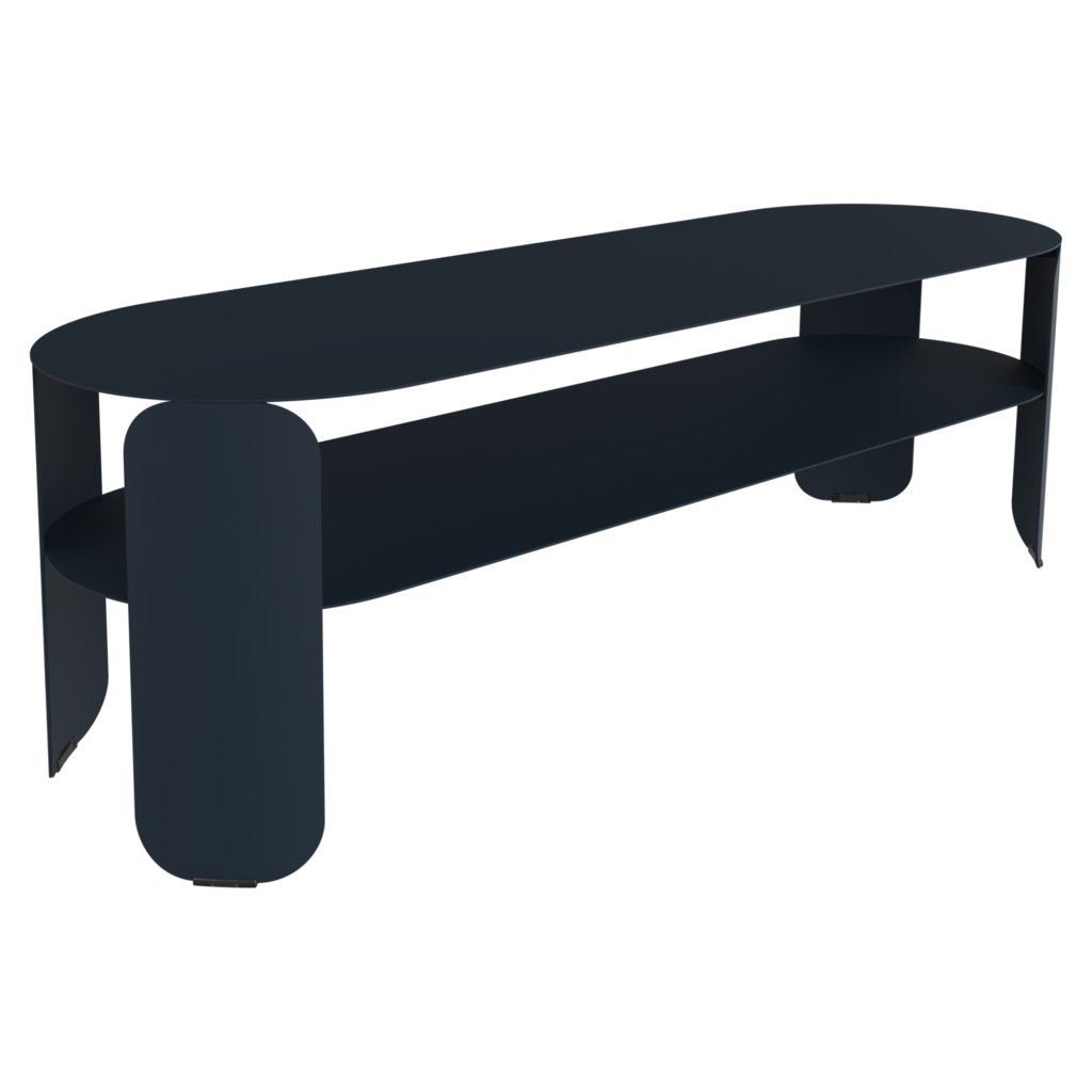 Table Bebop en métal bleu foncé, de forme ovale, avec des pieds arrondis et une étagère inférieure, présentée sur un fond noir.