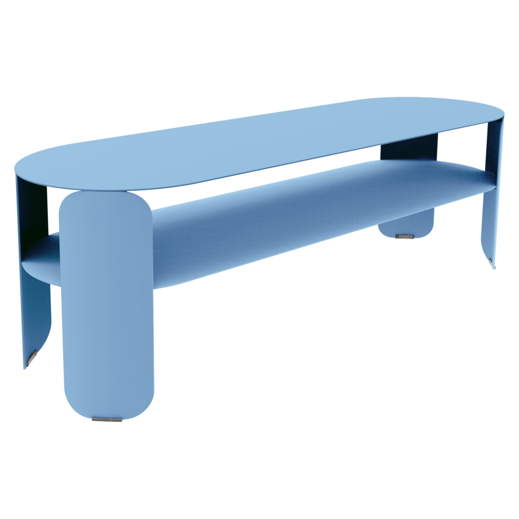 Le banc Bebop bleu clair, moderne et minimaliste, avec des bords arrondis et une étagère inférieure, fabriqué en métal ou en plastique, sert parfaitement de console basse pour les espaces élégants.