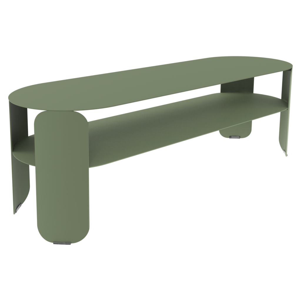Banc Bebop en métal vert cèdre, de forme ovale et de couleur vert olive, avec des pieds arrondis et une étagère inférieure, isolé sur un fond noir - parfait comme console basse moderne.