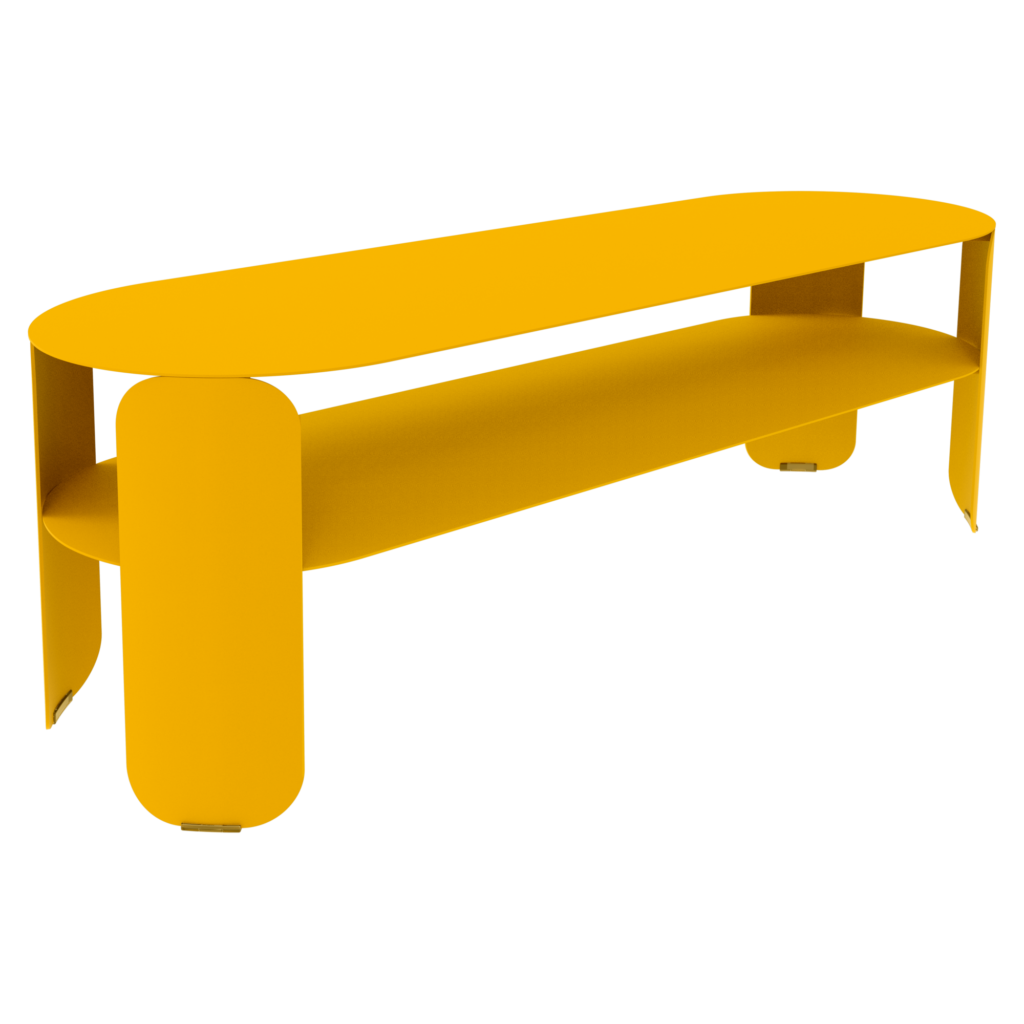 Banc Bebop moderne en métal jaune avec des bords arrondis et une étagère inférieure, photographié sur un fond noir uni.
