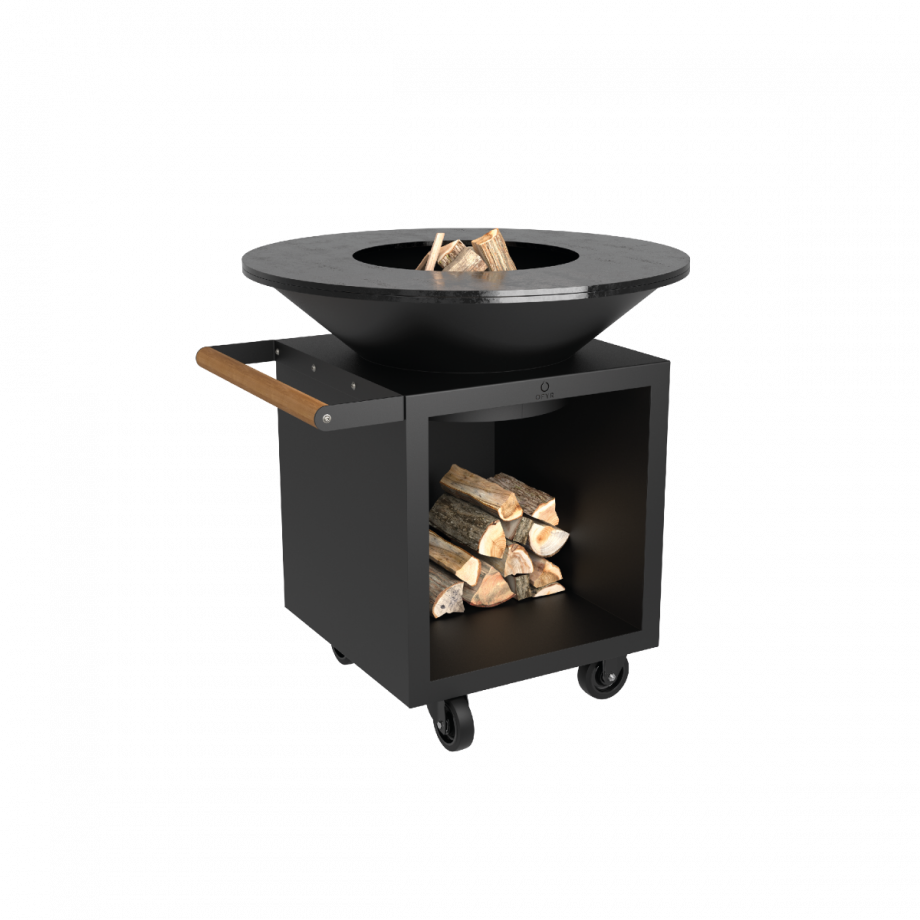 Gril d'extérieur sur roues Ofyr PRO en Acier Corten noir, doté d'une surface de cuisson circulaire, d'une poignée en bois et d'un compartiment de rangement bois en dessous pour un stockage pratique du bois de chauffage.