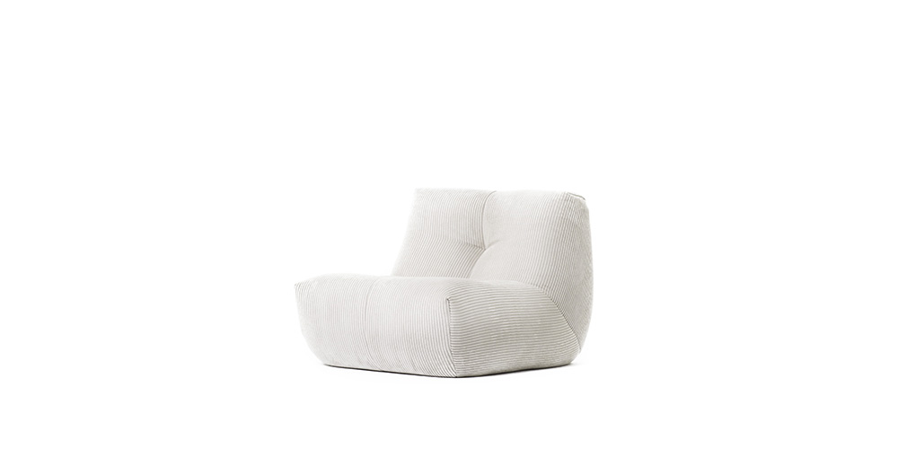 Confortable et moderne, le Cozy S - 1 place est un fauteuil de salon bas sans accoudoir revêtu de velours côtelé blanc, idéal comme siège unique sur un fond blanc uni.