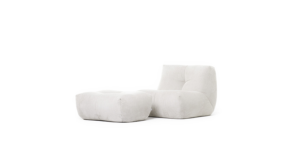 L'ensemble Cozy S - 1 place CZ1 + Pouf CZ23 est une chaise de salon et un ottoman modernes, gris clair, aux bords doux et arrondis et à la texture semblable à celle du velours côtelé, présentés sur un fond blanc uni.