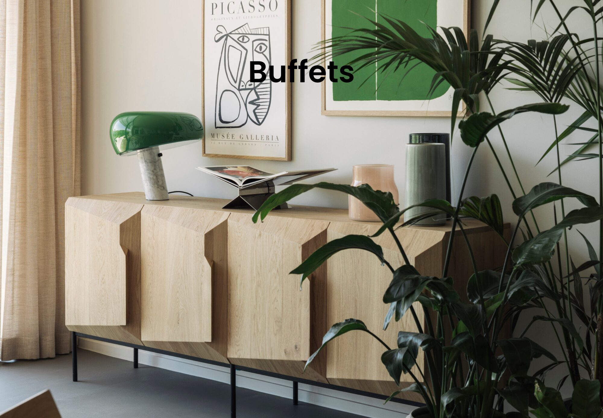 Un buffet moderne en bois avec des portes géométriques à motif quatuor se dresse contre un mur, surmonté d'objets décoratifs et d'une lampe verte, à côté de plantes d'intérieur et d'œuvres d'art encadrées provenant d'un magasin de meubles design.