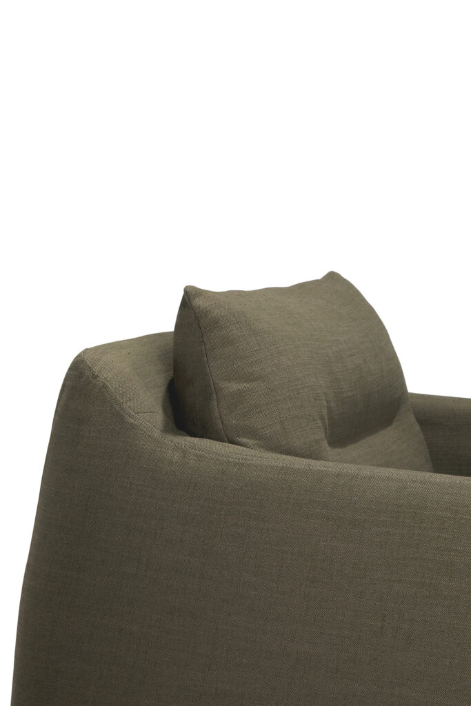 Gros plan sur le dossier et le coussin d'un canapé en tissu Vert vert olive, rappelant une chaise longue Weave, sur fond blanc.