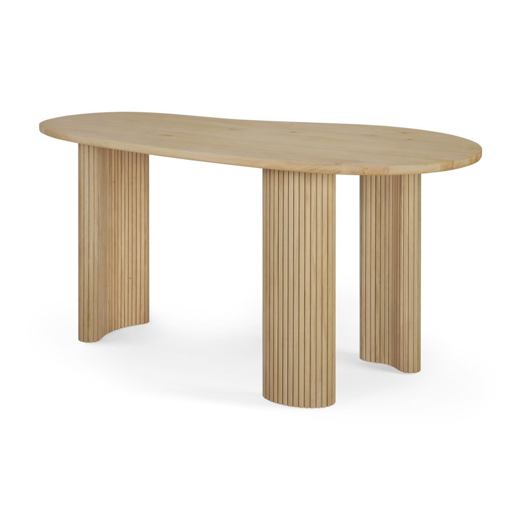 Une table moderne en bois avec un plateau ovale et trois pieds cylindriques cannelés, le tout dans une finition Chêne naturel clair inspirée du design élégant du Bureau Boomerang.
