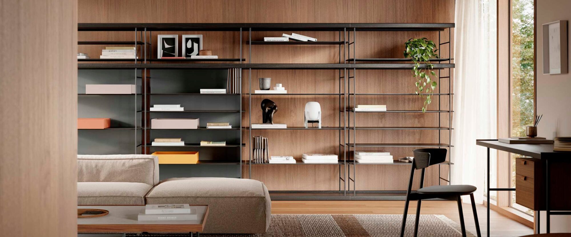 Salon moderne présenté sur la page d'accueil de 2025, avec un canapé beige, des étagères ouvertes pour les livres et la décoration, des murs en bois, un bureau avec une chaise et une lumière naturelle abondante provenant d'une grande fenêtre - parfait pour une image de curseur principale.