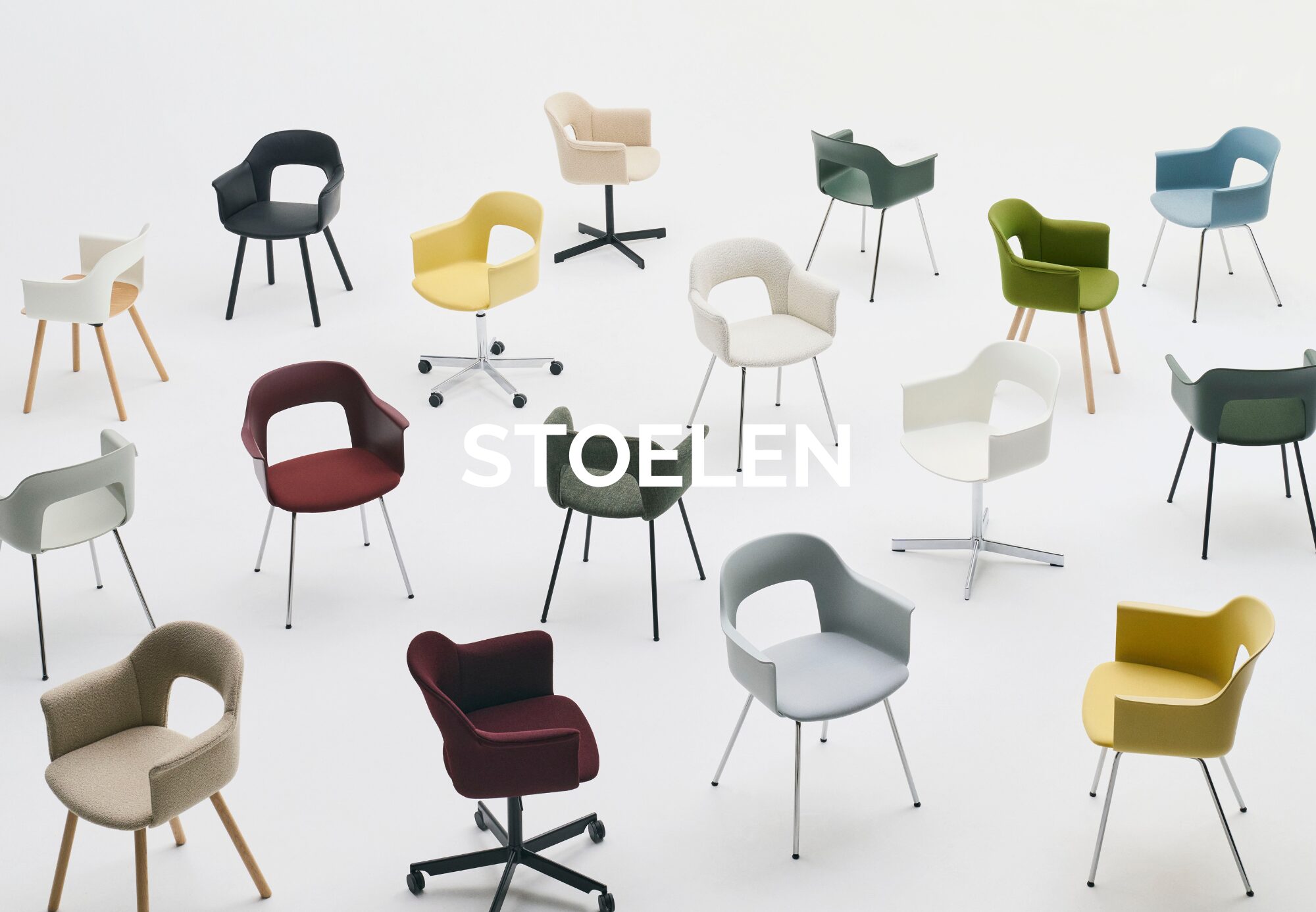 Un assortiment de chaises modernes de Quatuor Design, de couleurs et de motifs différents, est disposé sur un fond blanc uni. Le mot "STOELEN" est affiché en gros caractères au centre, mettant en valeur ces meubles au design unique.