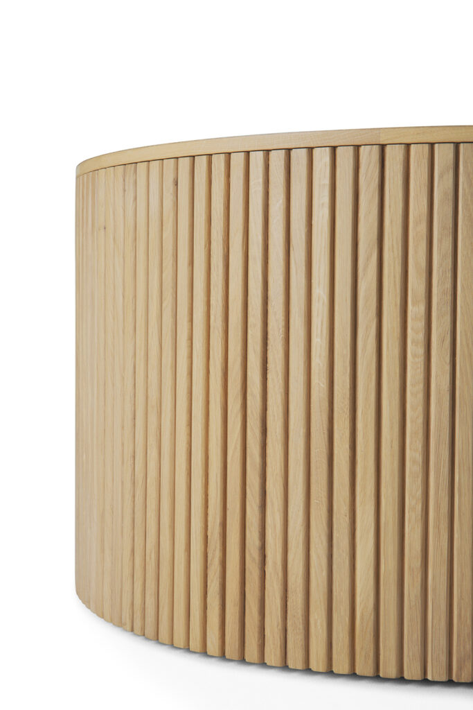 Vue rapprochée d'un objet cylindrique Roller Max en bois clair avec des lamelles verticales, photographié sur un fond blanc.