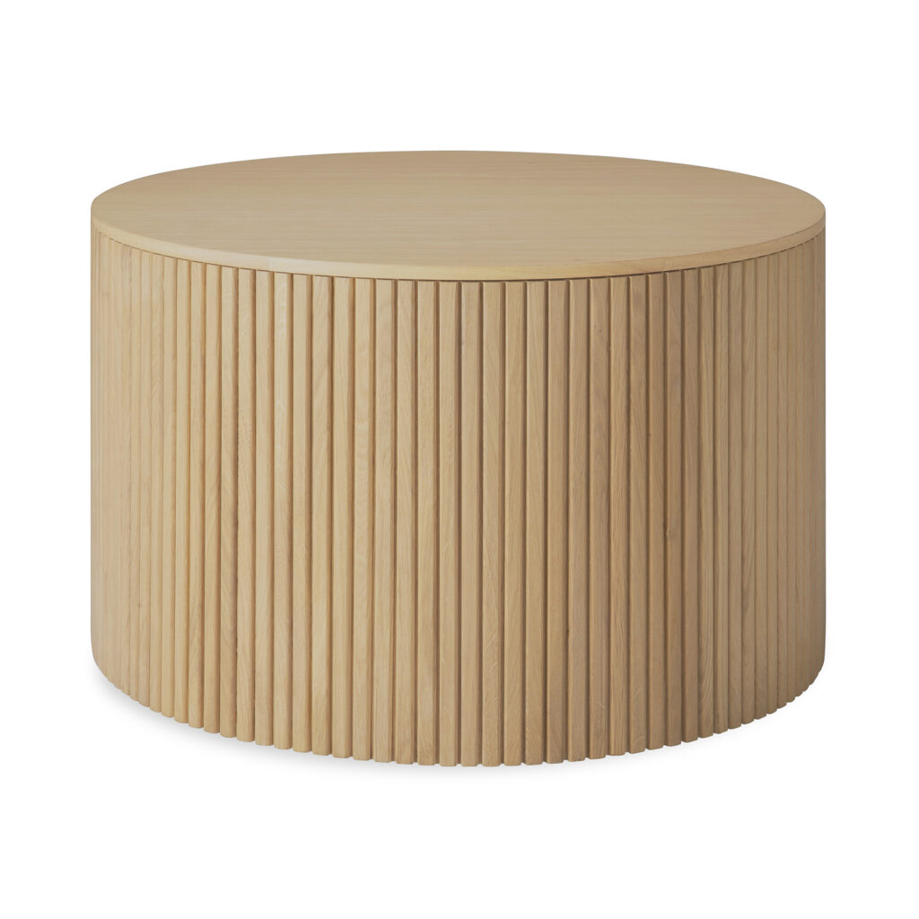 Table ronde en bois basse Roller Max avec des lattes verticales et un plateau lisse et plat en chêne naturel, présentée sur un fond blanc uni.