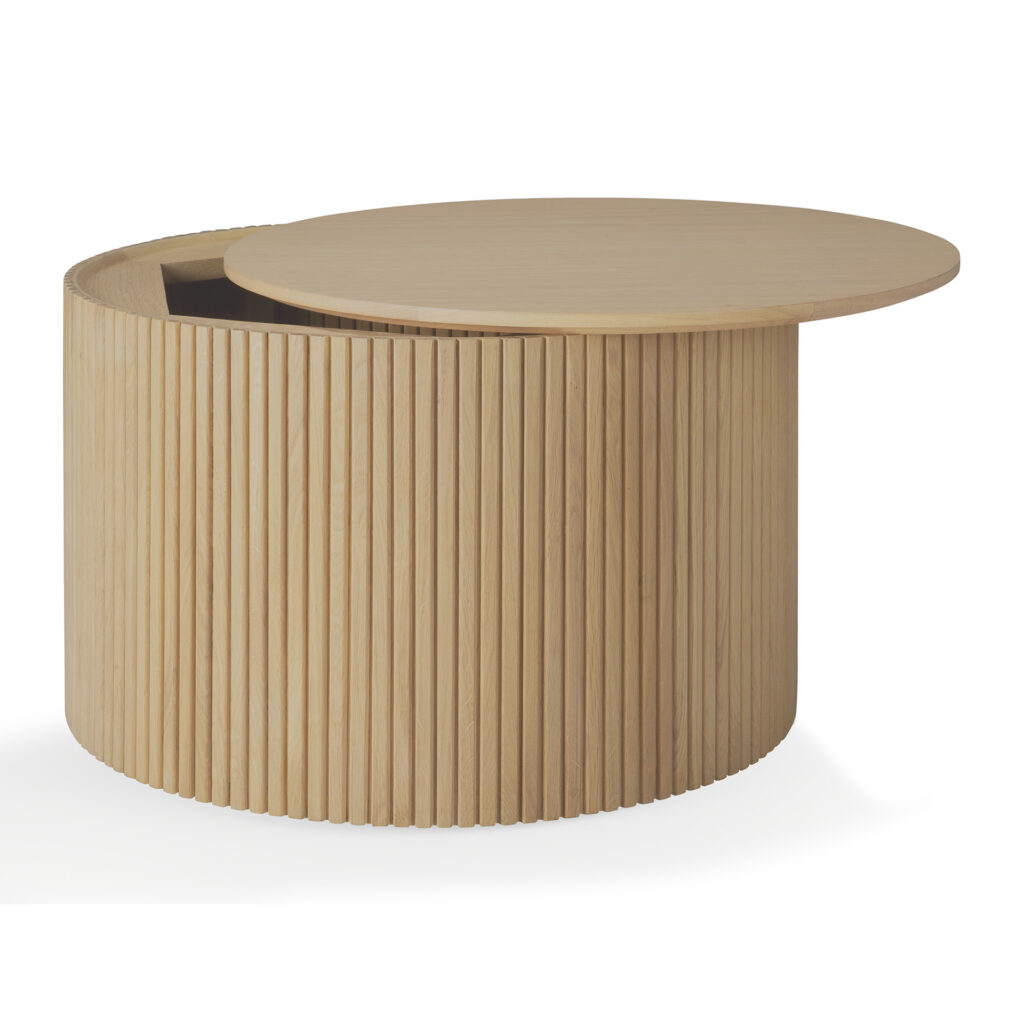 La table basse ronde en bois Roller Max présente des côtés en lattes verticales de couleur acajou et un plateau coulissant qui s'ouvre partiellement pour révéler un espace de rangement interne pratique.