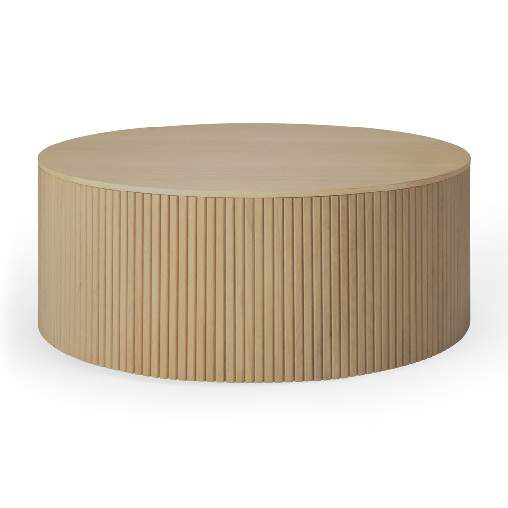 Table basse ronde en bois avec un plateau lisse et des côtés en lattes verticales en chêne naturel huilé, présentée sur un fond blanc uni. Inspirée du design épuré de la table basse Roller Max.