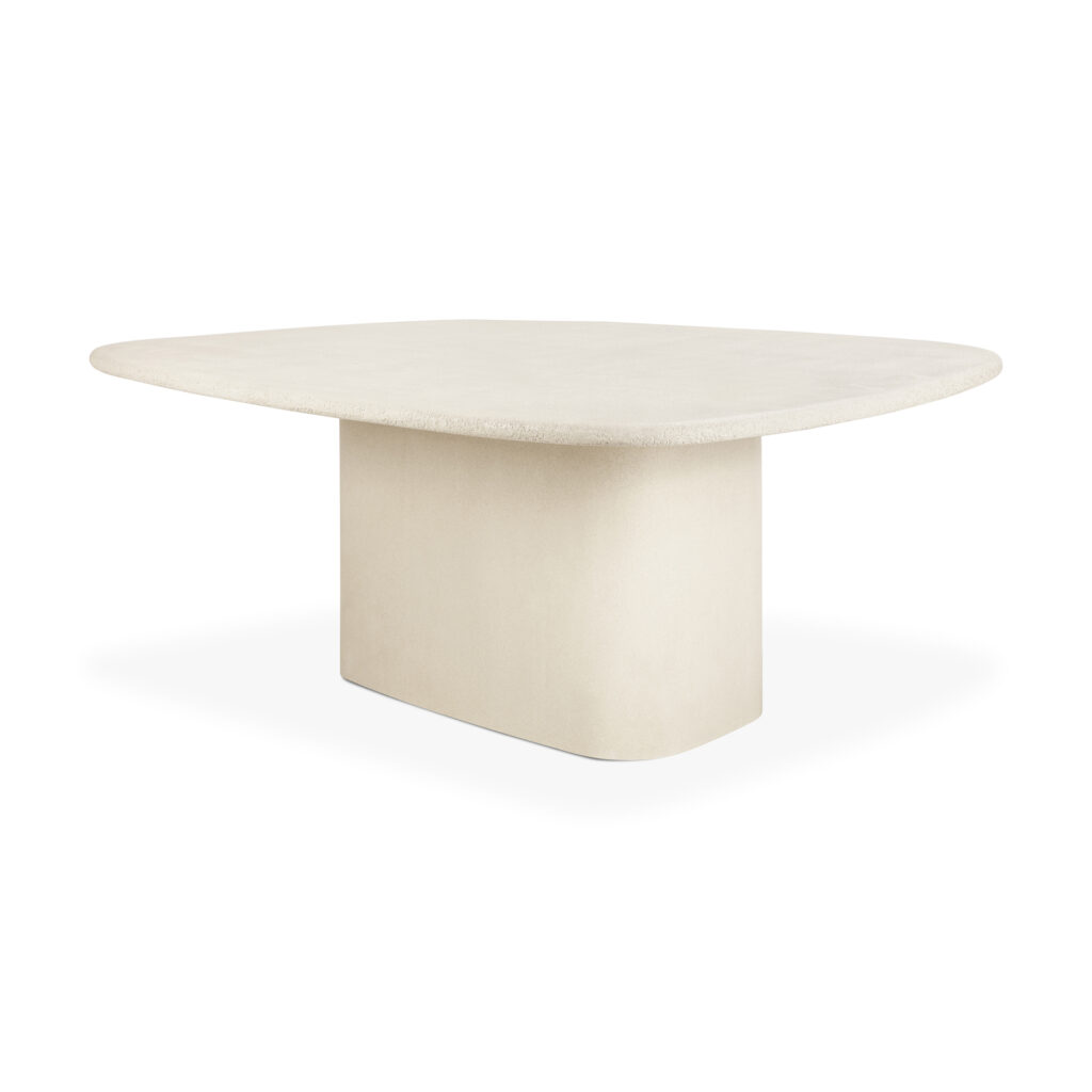 Une table moderne, carrée, de couleur crème, aux bords arrondis et au socle épais et rectangulaire, met en valeur des éléments de table raffinés et des dimensions précises, sur fond blanc.