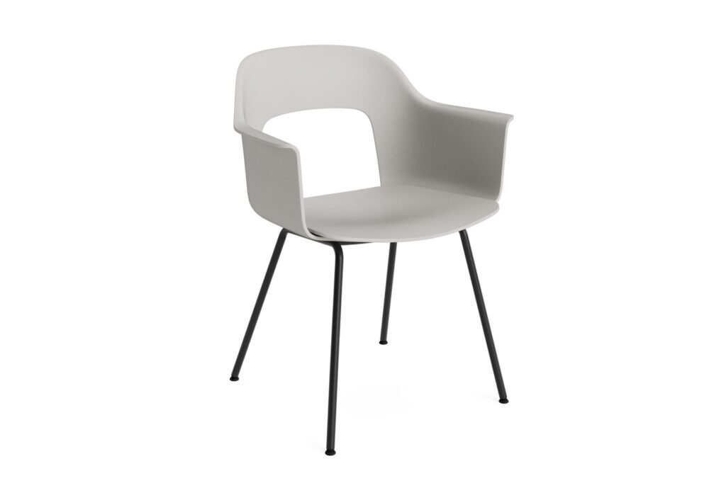 Chaise moderne en plastique gris clair avec accoudoirs et quatre pieds fins en acier thermolaqué noir sur fond blanc.