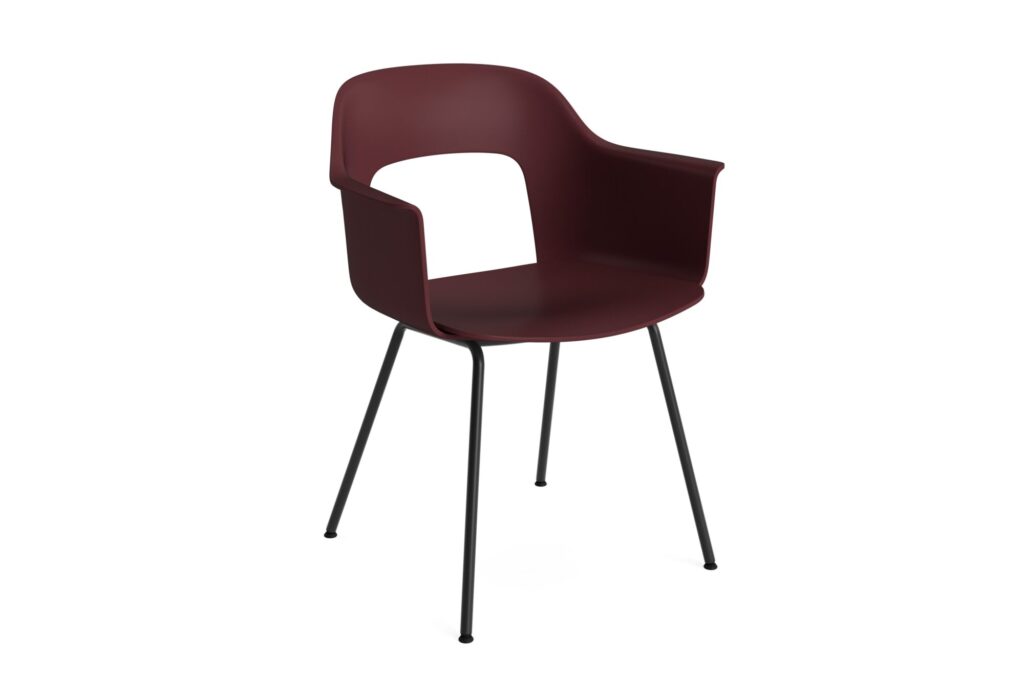 Fauteuil moderne avec une assise en plastique marron, un dossier ouvert et des pieds en métal acier thermolaqué noir, présentés sur un fond blanc uni.