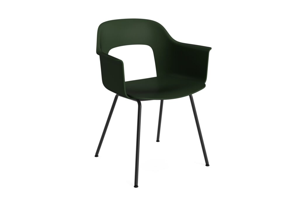 Chaise moderne en plastique vert foncé avec dossier incurvé, accoudoirs ouverts et pieds en métal acier thermolaqué noir.