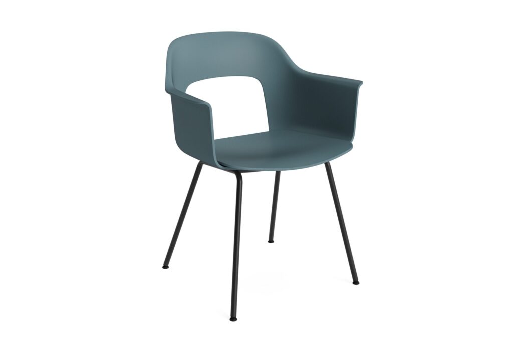 Chaise moderne avec une assise incurvée en plastique bleu, des accoudoirs ouverts et quatre pieds élancés en acier thermolaqué noir, sur fond blanc.