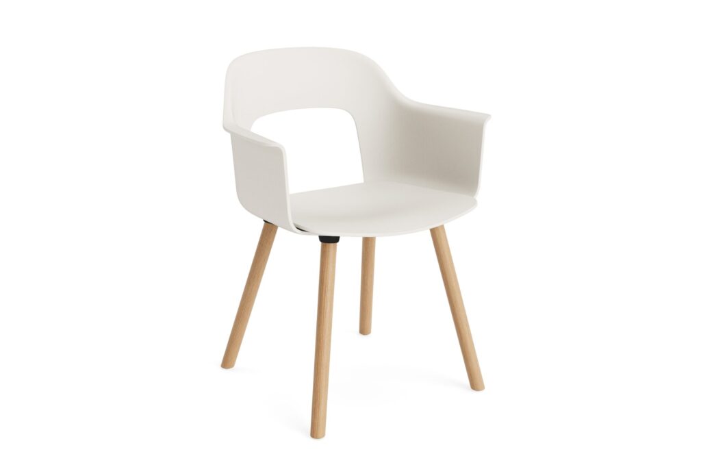 Fauteuil moderne en plastique blanc avec un dossier incurvé et des pieds en bois noir en chêne laqué, photographié sur un fond blanc uni.