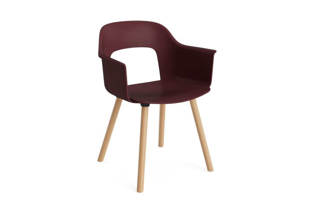 Chaise moderne avec assise et dossier en plastique marron, dossier ouvert, accoudoirs et quatre pieds en bois chêne laqué.