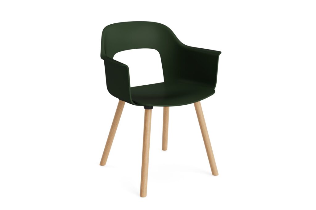 Chaise moderne avec une assise en plastique vert foncé, un dossier ouvert, des accoudoirs et quatre pieds en bois chêne laqué.