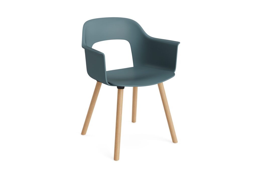 Chaise moderne avec assise en plastique moulé bleu, accoudoirs et dossier ouvert, dotée de quatre pieds en bois chêne laqué clair pour un agencement élégant.