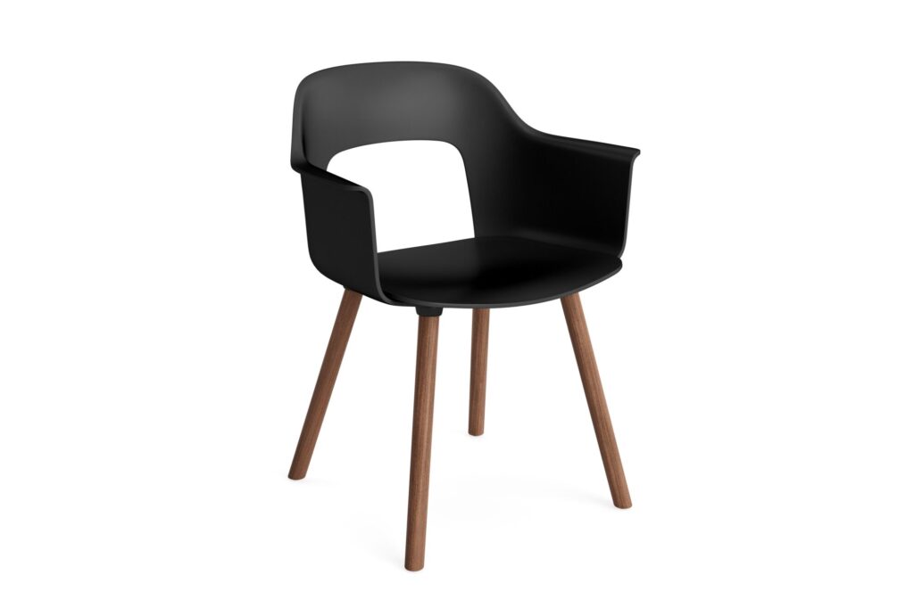 Fauteuil moderne en plastique noir avec un dossier incurvé et quatre pieds en bois chêne laqué, présentés sur un fond blanc.