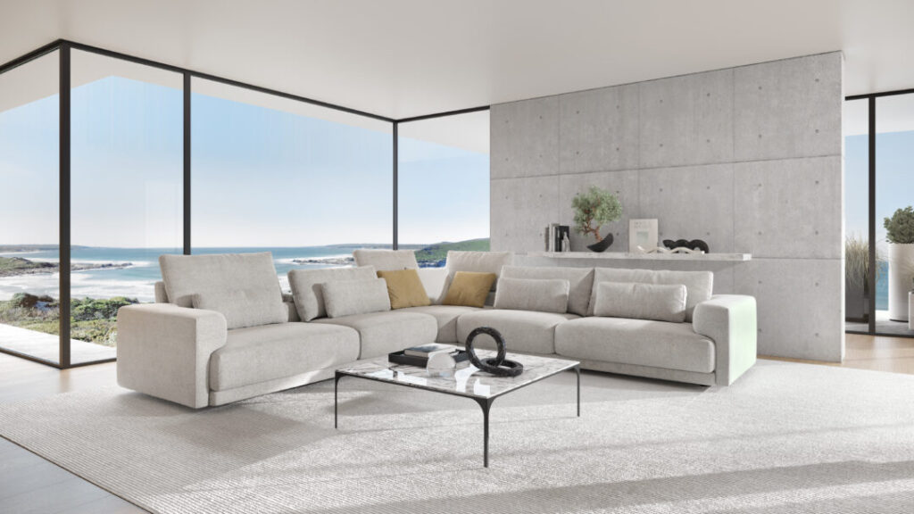 Salon moderne avec le canapé sectionnel Canapé Willow [4z-Nzz-4z] - C25 Perfect Harmony, une table basse minimaliste et une vue sur la côte. Un mur d'accent en béton et un décor raffiné complètent l'esthétique générale.