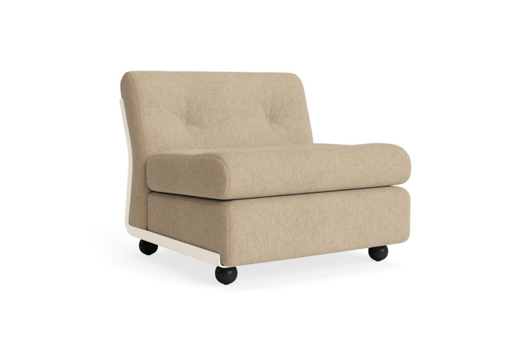 Le canapé 1 place Amanta est un fauteuil beige sans accoudoir avec un dossier touffeté et des pieds ronds noirs, confectionné en tissu Tissu groupe 4 et présenté sur un fond blanc.