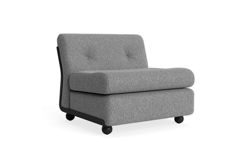Le fauteuil Amanta 1 place est une chaise moderne sans accoudoir avec un revêtement en Tissu groupe 4 gris, un dossier touffeté et une large assise rembourrée sur des pieds courts et arrondis.