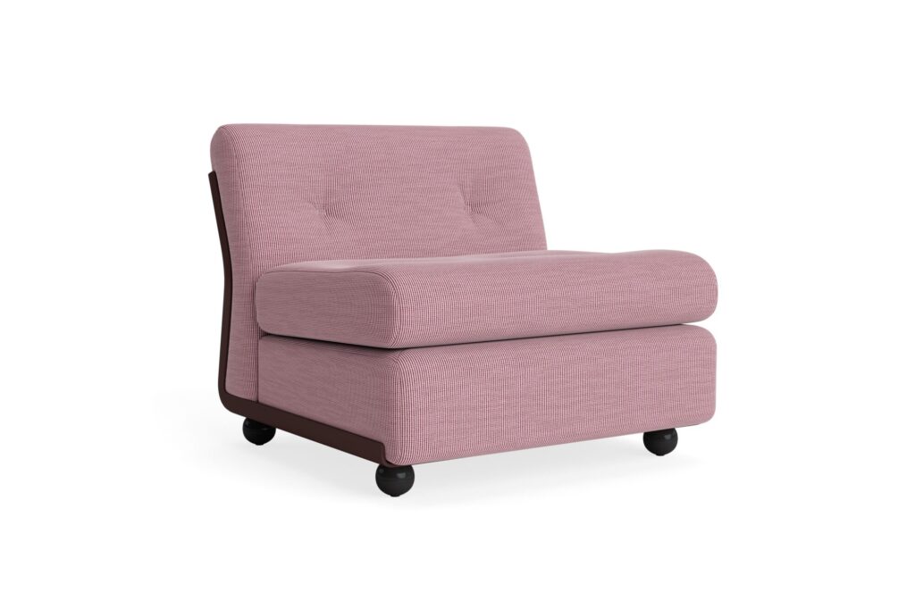 Chaise moderne Amanta 1 place sans accoudoir avec revêtement en Tissu groupe 4 rose clair, dossier touffeté et pieds arrondis noirs, sur fond blanc.