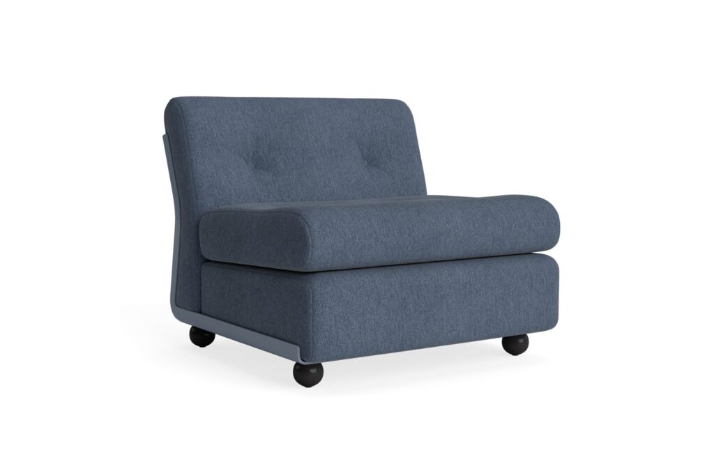Le fauteuil Amanta 1 place est un fauteuil moderne sans accoudoir, rembourré en bleu, avec une large assise et des pieds bas, sur fond blanc. Fabriqué en tissu Tissu groupe 4, il offre à la fois confort et style contemporain.
