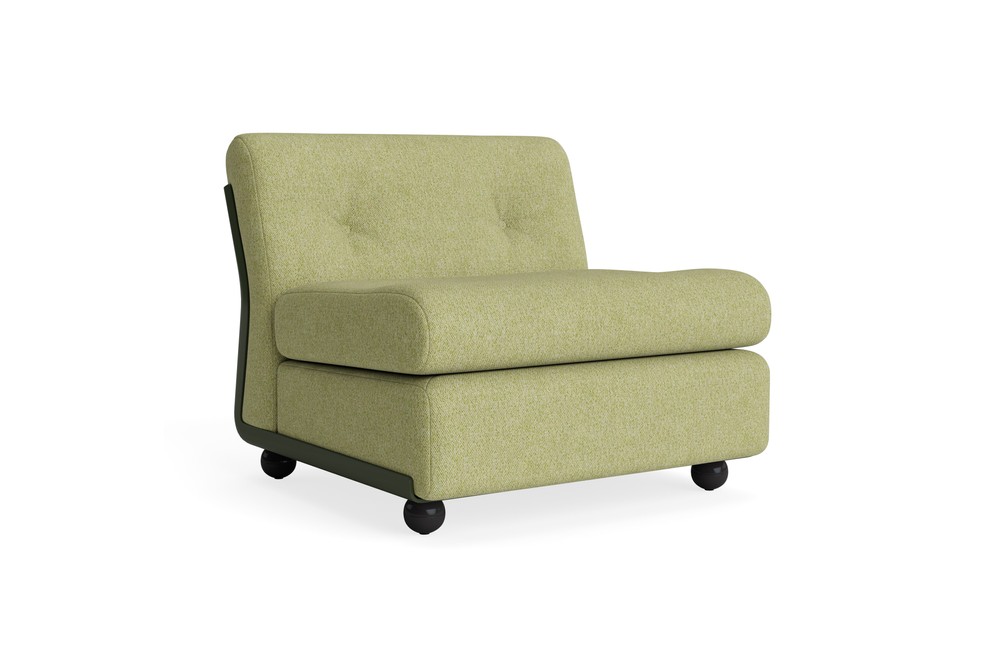 Le Fauteuil Amanta est une chaise moderne sans accoudoir avec un revêtement vert clair, un dossier touffeté, un coussin d'assise épais et quatre pieds courts et arrondis, présentés sur un fond blanc.