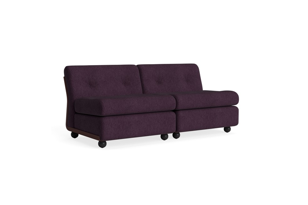 Canapé moderne Amanta 2 places en violet foncé, avec revêtement en tissu groupe 1, dossier bas, coussins touffetés et roues noires, sur fond blanc.