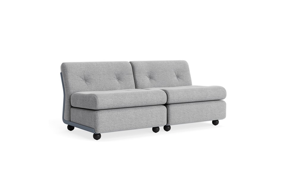 Canapé moderne Amanta 2 places en tissu gris clair Tissu groupe 1, avec coussins touffetés, assise divisée et six roues pivotantes noires, sur fond blanc.