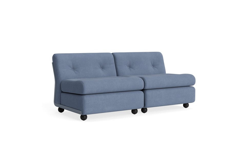 Le canapé 2 places Amanta présente un design bleu moderne avec des dossiers et des coussins d'assise touffus en Tissu groupe 1, montés sur des roues noires sur un fond blanc uni.