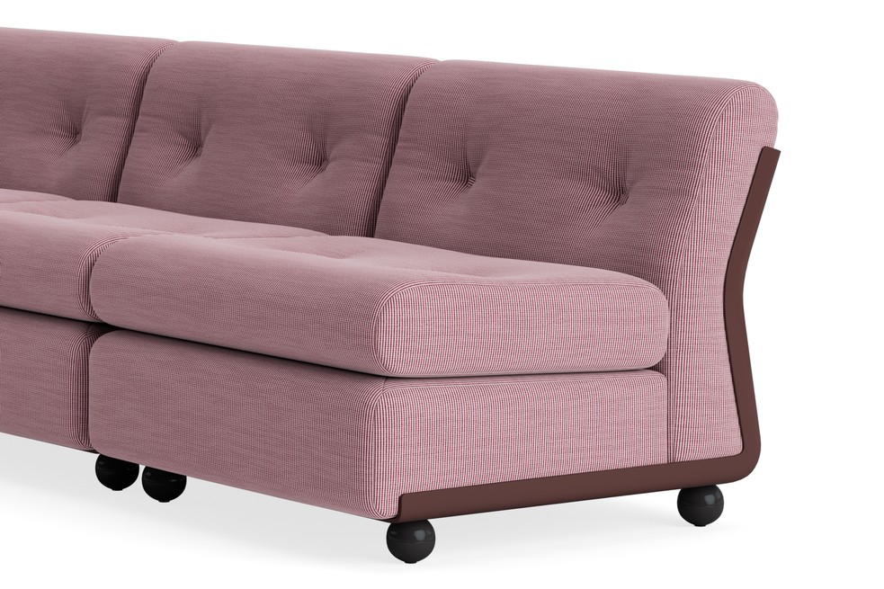 Le canapé 3 places Amanta se caractérise par un revêtement en Tissu groupe 1 mauve clair, des coussins touffetés et des pieds arrondis foncés, sur fond blanc.