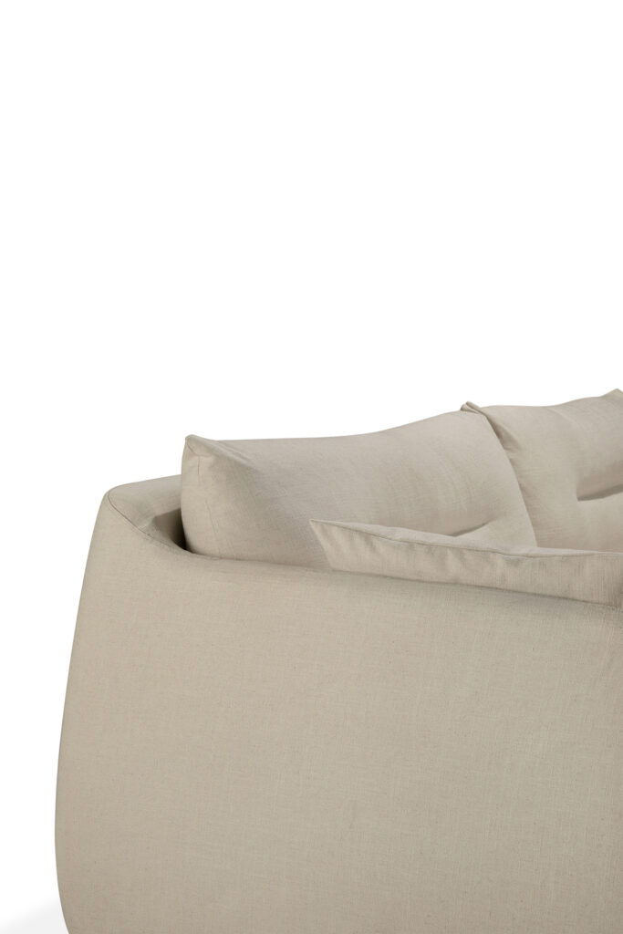 Gros plan sur un canapé Weave beige avec des coussins moelleux, vu de dos sur un fond blanc. Ce modèle 3pl est doté d'un tissu en fibre de verre pour une durabilité et un style accrus.