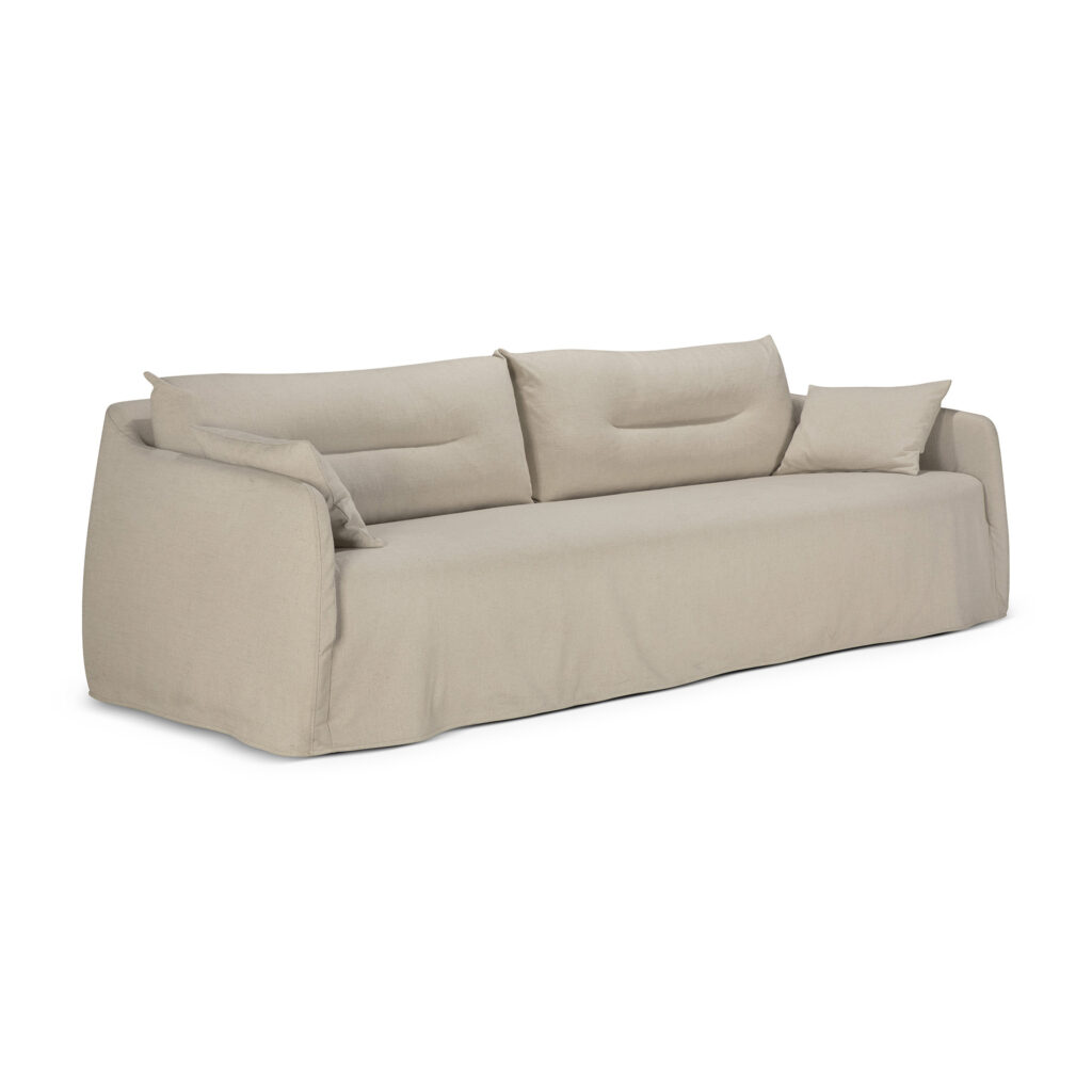 Canapé en tissu beige avec coussins de dossier et d'assise en peluche, avec deux coussins d'appoint et un design décontracté et déhoussable.