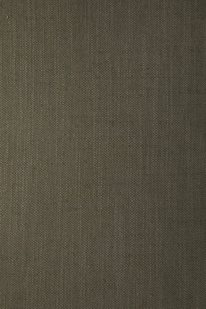 Vue rapprochée d'un tissu brun foncé avec un motif texturé visible, parfait pour un canapé Weave élégant.