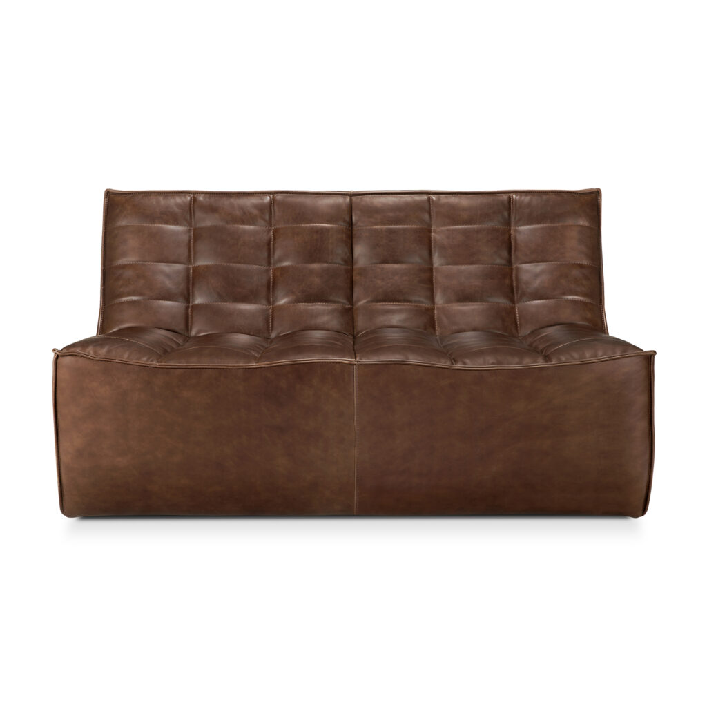 Canapé 2 places en cuir marron touffeté avec dossier bas et assise en coussin, présenté sur fond blanc.