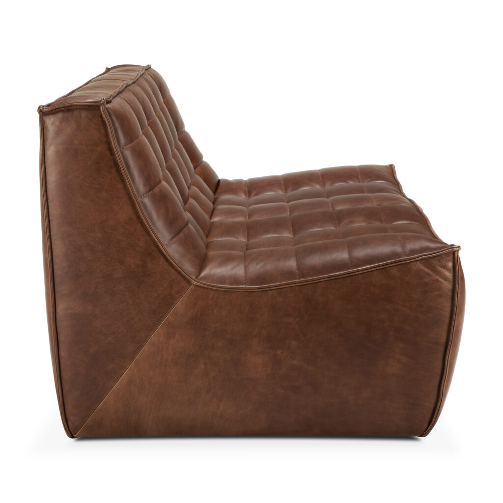 Vue latérale d'un canapé 2 places moderne, sans accoudoir, en cuir marron, avec assise et dossier touffus, au profil bas et au design anguleux.